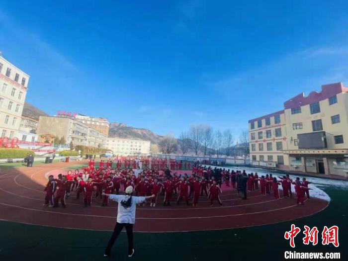 圖為街舞老師教授藏族學(xué)子跳街舞。　陳善雄 攝