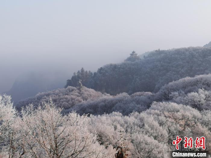 圖為連綿山脈，皆是白色?！⌒煺袢A 攝