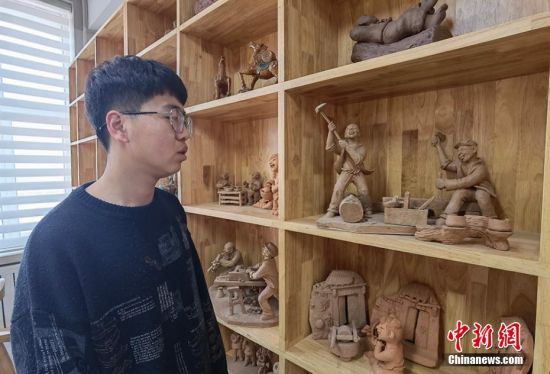 圖為學(xué)生介紹作品。 劉玉桃 攝