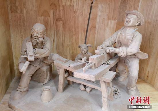 圖為泥塑作品。 劉玉桃 攝