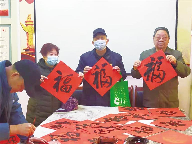 蘭州：“幸福敲門 新春送?！被顒忧榕f家