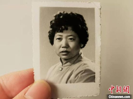圖為20世紀(jì)80年代，蘭州照相館拍攝的人物肖像照，如今仍然有很多人選擇拍攝這樣的照片留作紀(jì)念。　王牧雨 攝