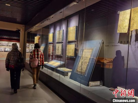 圖為蘭州市民參觀博物館展品?！⌒煅?攝