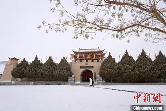圖為2月17日，游人在鳴沙山月牙泉景區(qū)內(nèi)體驗(yàn)大漠雪景?！《鼗褪形穆镁止﹫D