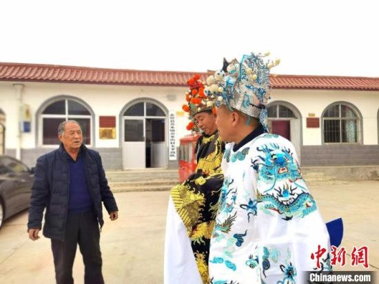 圖為69歲的“苦水高高蹺”國(guó)家級(jí)傳承人巨海全(左一)，叮囑徒弟們高高蹺練習(xí)技巧要領(lǐng)?！￠Z姣 攝