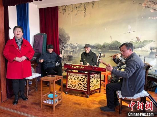 圖為蘭州鼓子表演者王常玉登臺(tái)演唱，她是這項(xiàng)入列國家級非物質(zhì)文化遺產(chǎn)的曲藝表演者中，為數(shù)不多的女演員?！堨下?攝