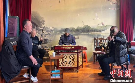 圖為蘭州鼓子愛好者在傳習(xí)所內(nèi)互相搭檔上臺(tái)演出?！堨下?攝