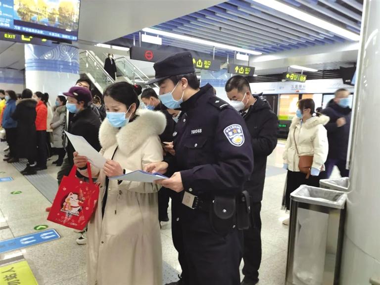 講解詐騙套路 普及“斷卡”常識(shí) 蘭州城關(guān)公安分局、交通治安分局聯(lián)合反詐宣傳進(jìn)地鐵
