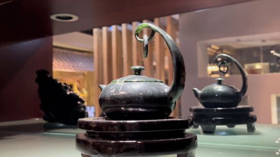 圖為酒泉夜光杯廠里陳列的夜光杯茶藝文化產(chǎn)品——精品懸環(huán)玉壺。王牧雨