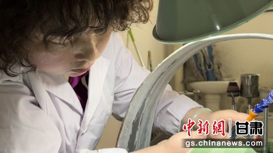 夜光杯制作學(xué)徒謝小琴坦言，雖工作枯燥，但是能夠掌握國家級(jí)非遺技藝是很自豪的。王牧雨 攝