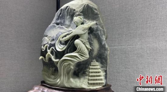 圖為李學平的玉雕作品?！「攥?攝