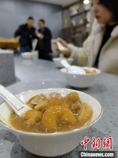 圖為酒泉美食“糊鍋”?！∫蟠河?攝