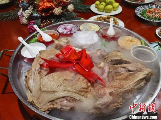 圖為酒泉美食“漢蒸全羊”。　馮志軍 攝