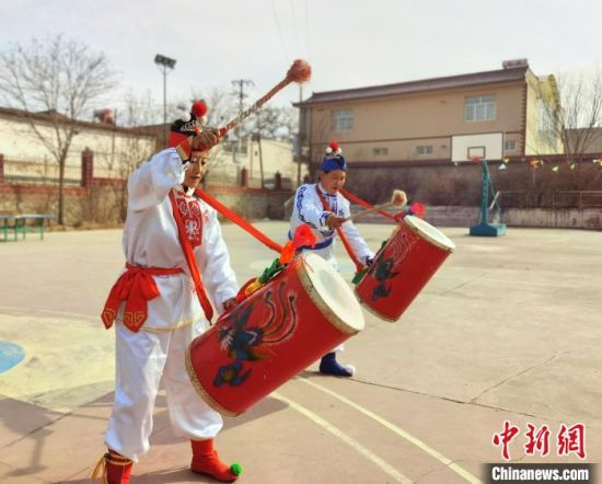 圖為劉玉均(右一)身穿青花服與隊(duì)員一起練習(xí)動(dòng)作?！堟?攝