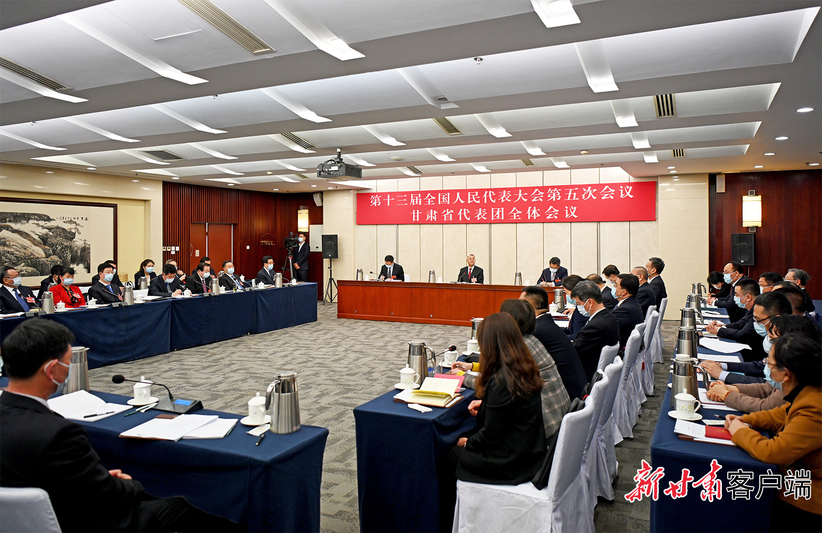 甘肅代表團舉行全體會議，尹弘主持并講話