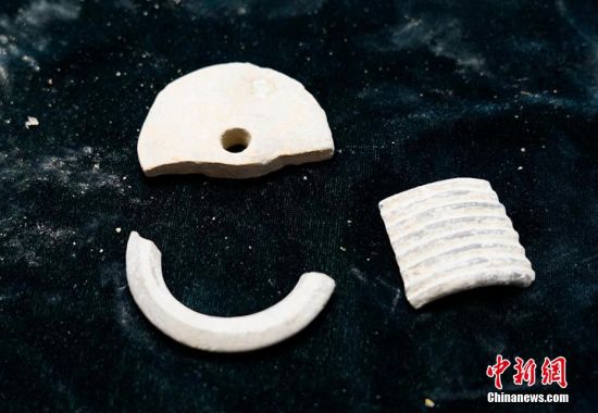 圖為靜寧縣賈河鄉(xiāng)竇坪村出土的佩飾。 夏劍鋒 攝