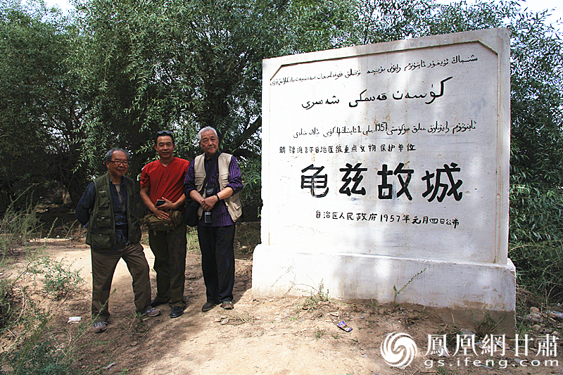 庫車是古代龜茲語，意為“龜茲人的城”，乃絲綢之路重鎮(zhèn)。2016年，蘇朗（右）、文巖（左）等藝術(shù)家前往庫車龜茲故城遺址采風(fēng)。楊文遠 攝