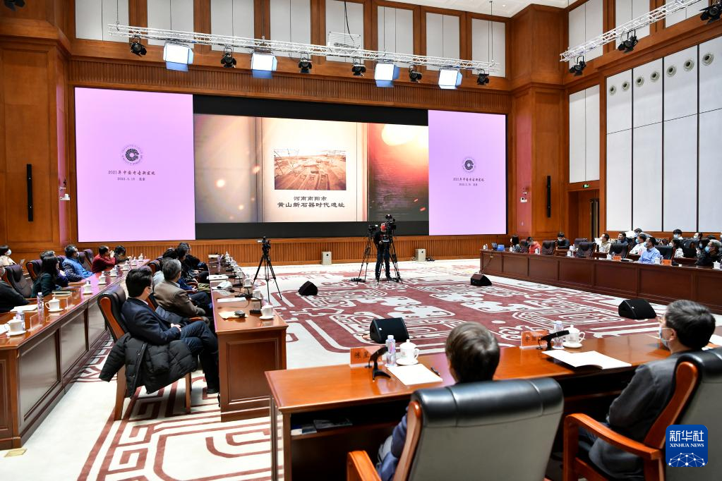 3月18日，在“中國社會科學(xué)院考古學(xué)論壇·2021年中國考古新發(fā)現(xiàn)”上，參會人員觀看宣傳視頻。
