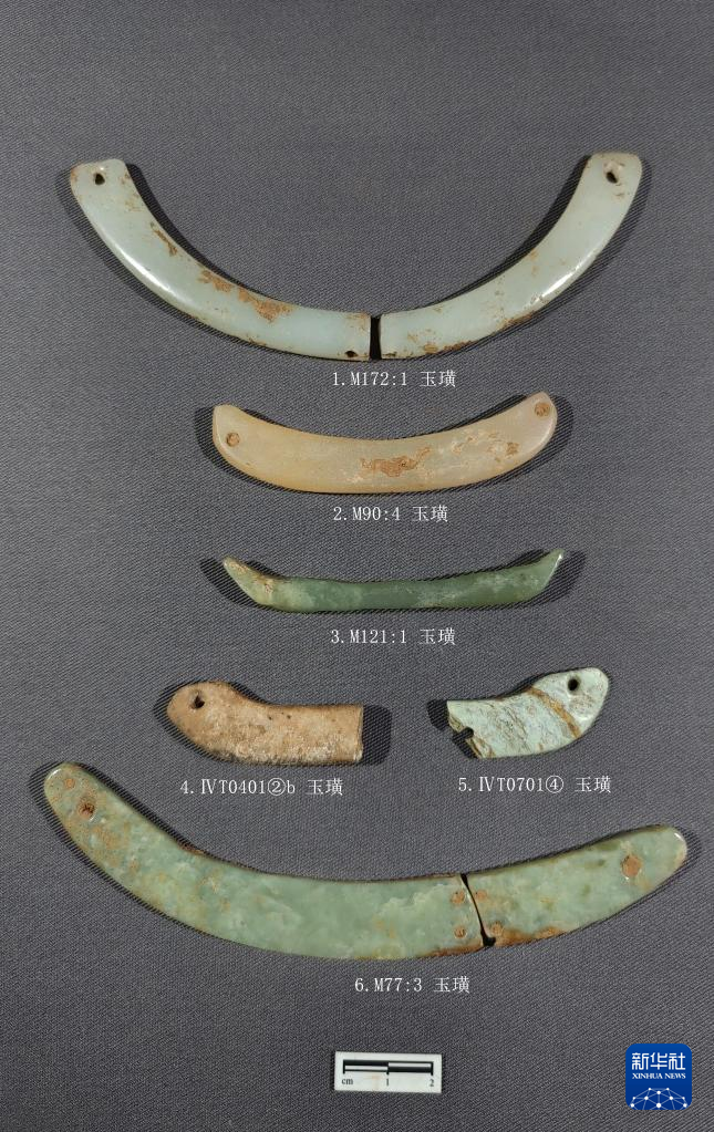 河南南陽市黃山新石器時(shí)代遺址出土的屈家?guī)X文化玉璜（資料圖）。
