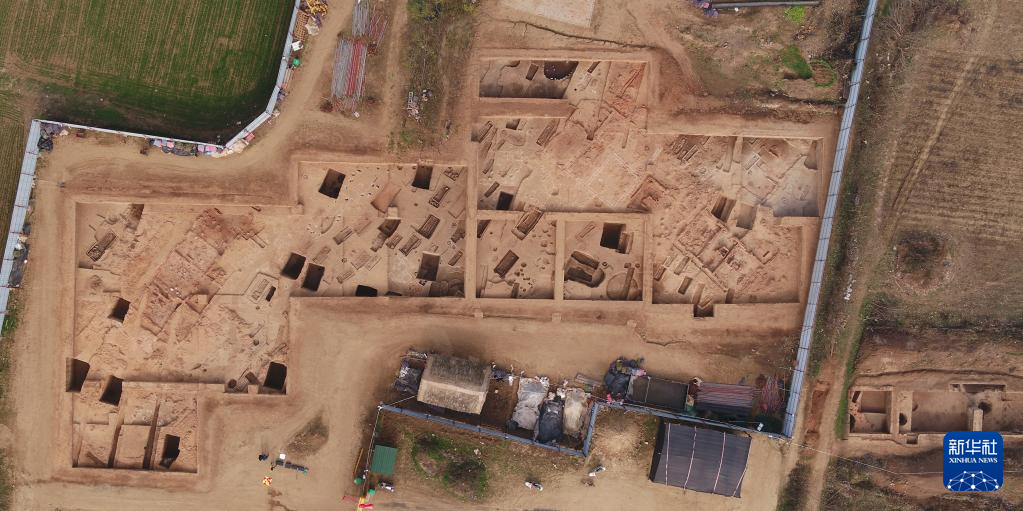 河南南陽市黃山新石器時(shí)代遺址山頂臺探方（資料圖）。