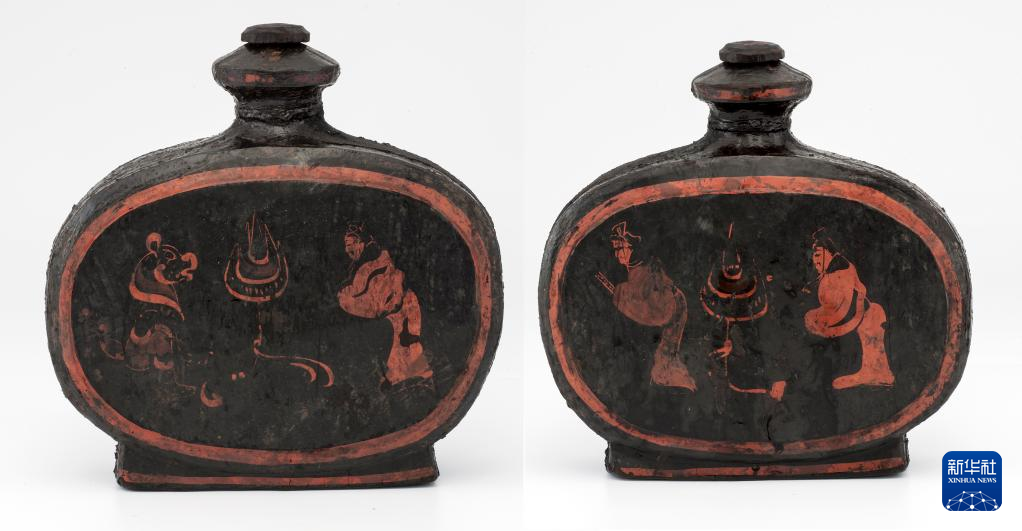 湖北云夢縣鄭家湖戰(zhàn)國秦漢墓地出土扁壺（資料圖）。