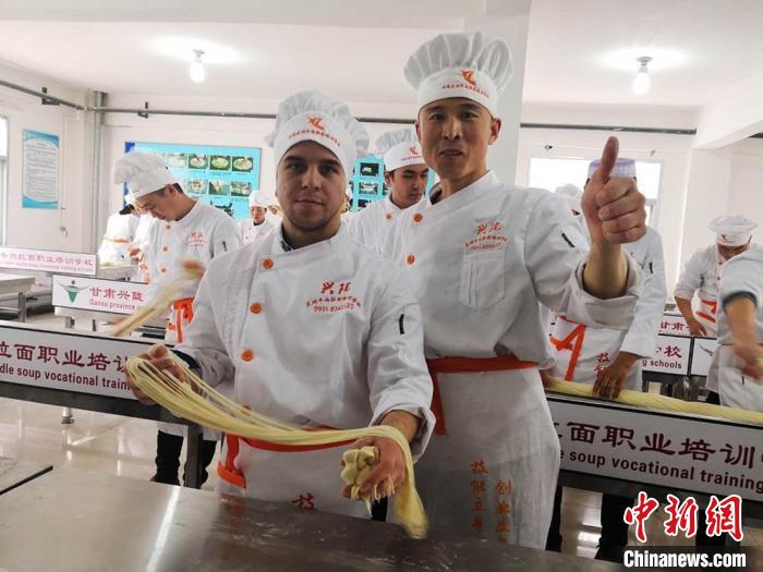 圖為外國(guó)留學(xué)生學(xué)習(xí)牛肉面的制作。(資料圖) 史靜靜 攝
