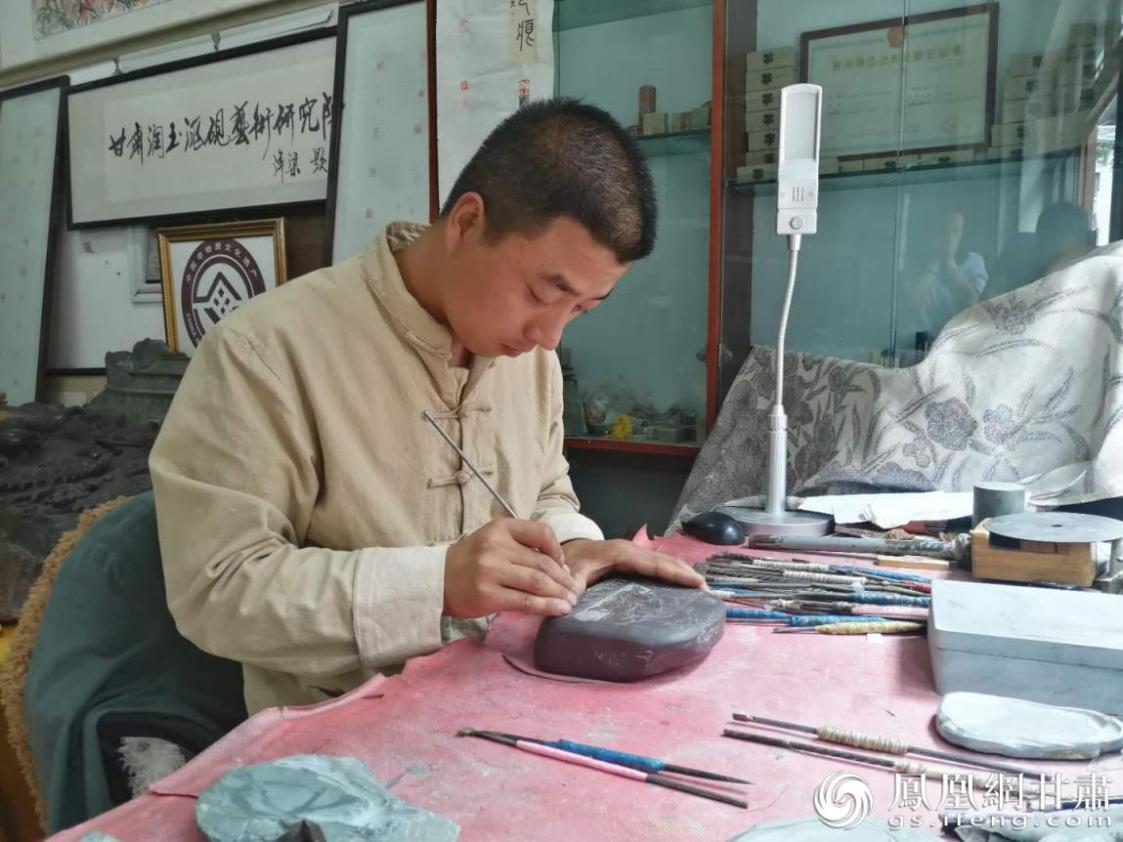 洮硯制作技藝第六代傳人、國家藝術(shù)基金資助青年藝術(shù)家、正高級(jí)洮硯雕刻藝術(shù)師李江平十年如一日專注于洮硯制作 圖源自網(wǎng)絡(luò)