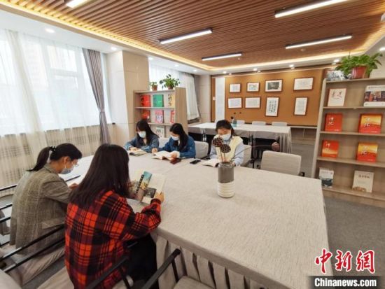 近日，在國網(wǎng)甘肅電力黨校職工書屋，正在舉行青年職工讀書交流活動。　徐雪 攝