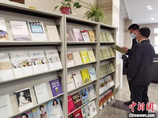 圖為國網(wǎng)甘肅電力黨校的職工書架?！⌒煅?攝