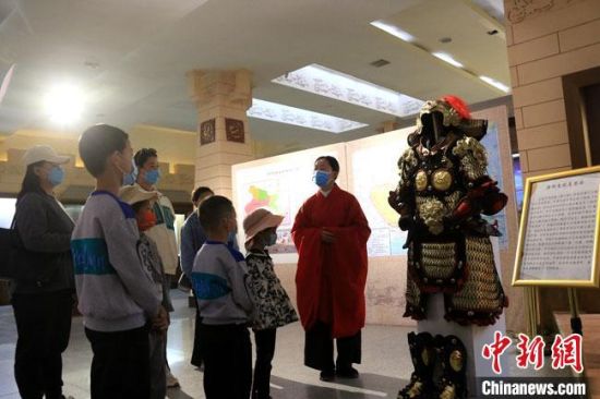 該“唐朝明光鎧”吸引游人圍觀，盡顯中國古代工匠獨(dú)特設(shè)計(jì)和傳統(tǒng)甲胄文化的魅力。　張曉亮 攝