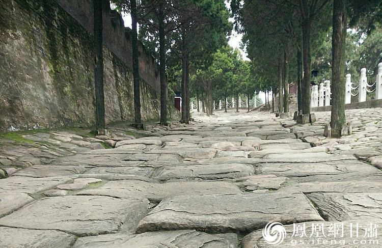 司馬遷祠的山崗下面有一段司馬古道，石條為北宋時(shí)鋪設(shè)，歷經(jīng)800余年的雨水沖刷、風(fēng)化、人走車碾，石條上的車轍印是這里曾經(jīng)繁華的歷史見證，又好像昭示太史公一生的坎坷與悲壯。楊文遠(yuǎn) 攝