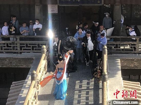 圖為5月以來，“奧大?！敝辈ガF(xiàn)場引游客圍觀。　敦煌市委宣傳部供圖
