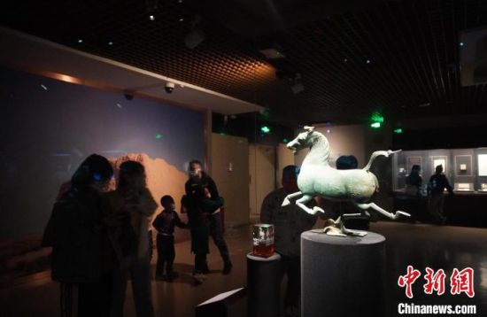 甘肅省博物館展出的“銅奔馬”吸引觀眾拍照留影。