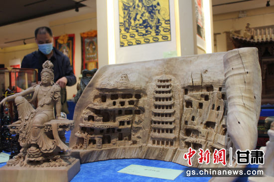 連日來，甘肅省工藝美術(shù)行業(yè)評審認(rèn)定工作會議在蘭州舉行。圖為以敦煌莫高窟為題材的木雕作品《守護(hù)》。徐雪 攝