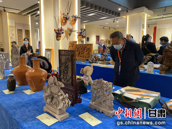 來自全省的近800件作品進(jìn)入專家評審環(huán)節(jié)，作品涵蓋雕塑雕刻、漆器、工藝花畫等多個(gè)類別。徐雪 攝