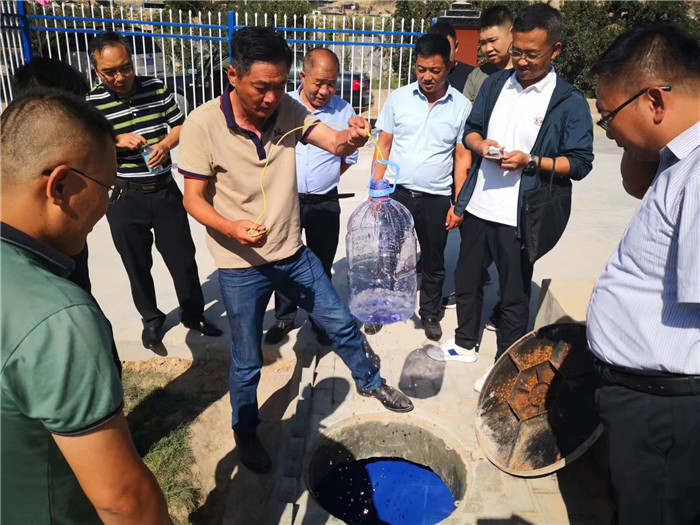 城關區(qū)作風建設督察組赴青白石污水處理站，檢查污水采樣情況。.jpg