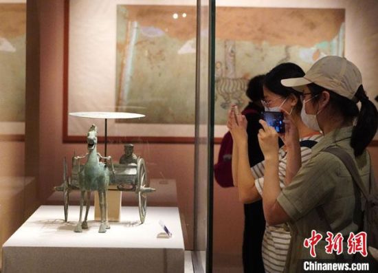 圖為參觀者參觀“大道攸歸：五涼文化展”展陳文物?！【琶赖┰?攝