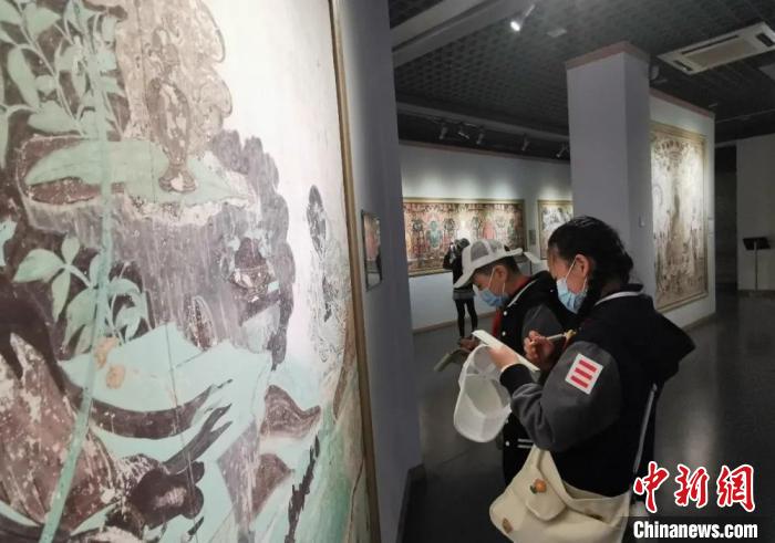 圖為學(xué)生參觀敦煌藝術(shù)館。(資料圖) 蘭州大學(xué)附屬學(xué)校供圖