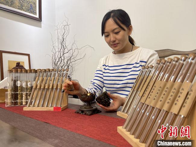 圖為魯雯展示燃香禮儀?！「攥?攝