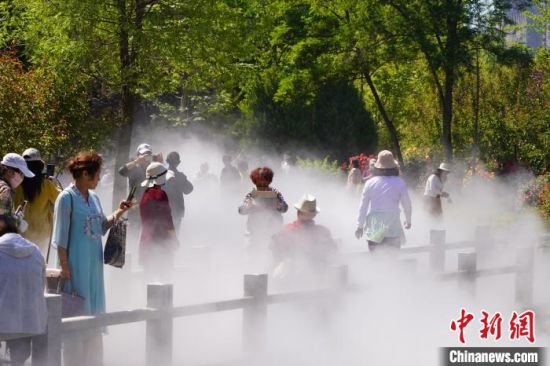 蘭州市寓言故事園化身“瑤池”仙境美景，吸引不少市民前來觀賞、拍照?！【琶赖┰?攝