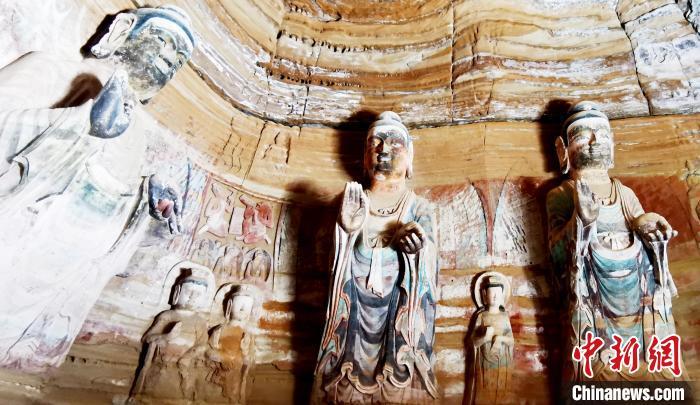 北石窟寺窟內(nèi)造像因受水顯得斑駁?！“瑧c龍 攝