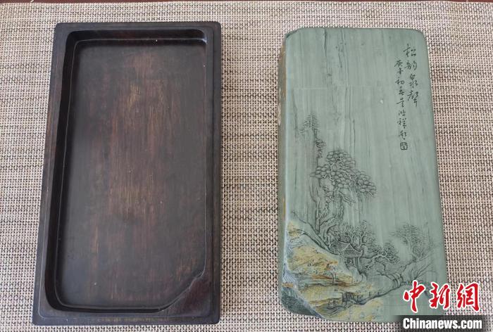 圖為甘肅甘南州洮硯藝人為提升洮硯文化內(nèi)涵，制作“一盒一拓”成品展示。(資料圖) 張婧 攝