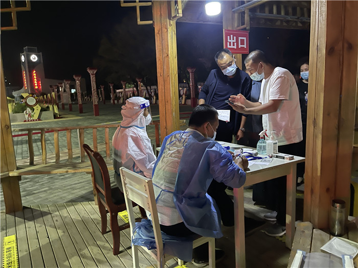 臨夏州紀(jì)委監(jiān)委督查組在廣河縣高速路口監(jiān)督檢查疫情防控措施落實(shí)情況。.jpg