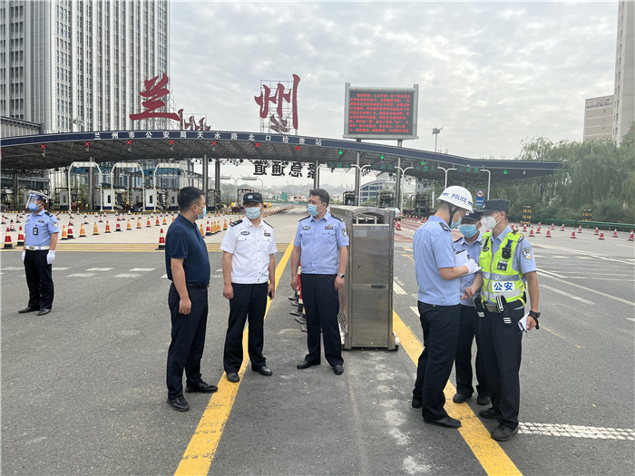 7月13日，蘭州市紀委監(jiān)委第四監(jiān)督檢查室聯(lián)合市紀委監(jiān)委派駐市公安局紀檢監(jiān)察組檢查環(huán)蘭檢查站疫情防控措施落實情況。.jpg