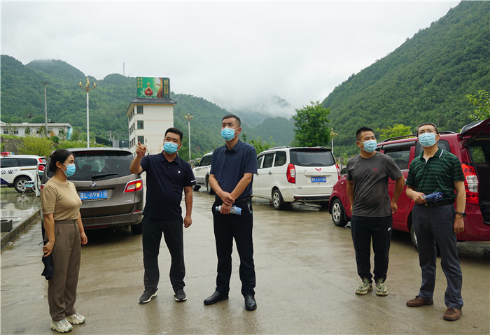 7月13日，隴南市徽縣紀檢監(jiān)察干部到嘉陵火車站督查疫情防控工作。張麗娟 攝.JPG
