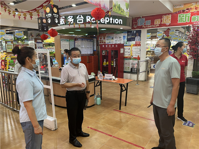 7月15日，酒泉市玉門市疫情防控督查組在隴商聯(lián)華超市監(jiān)督檢查疫情防控措施落實情況。 .jpg