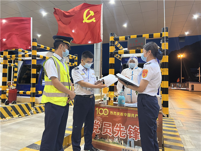 7月16日，甘肅省公航旅渭武高速運營公司紀檢監(jiān)察干部深入宕昌西收費站督查疫情防控措施落實情況。陳強 攝.jpg