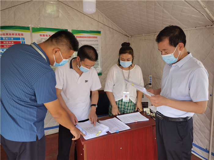 7月18日，慶陽市紀委監(jiān)委督查組在慶陽汽車北站了解來慶返慶人員信息登記、四級網(wǎng)格落實等疫情防控措施落實情況。 張霖森 攝.jpg