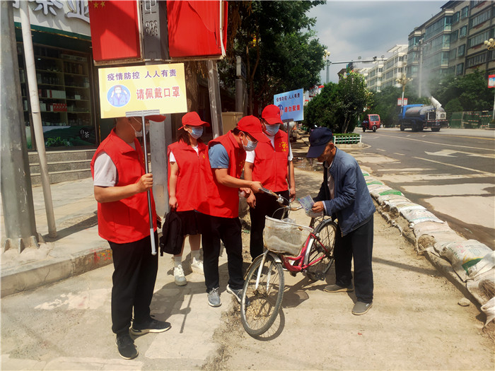 7月21日，定西市通渭縣紀委監(jiān)委機關(guān)志愿者在城區(qū)開展“不聚集、戴口罩”志愿活動。.jpg
