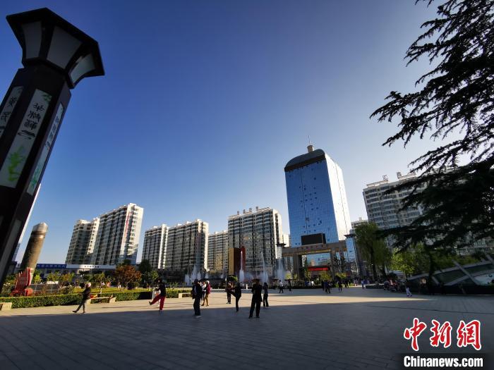 2020年7月12日，甘肅省定西市隴西縣城廣場(chǎng)，居民在晨練。(資料圖) 殷春永 　攝